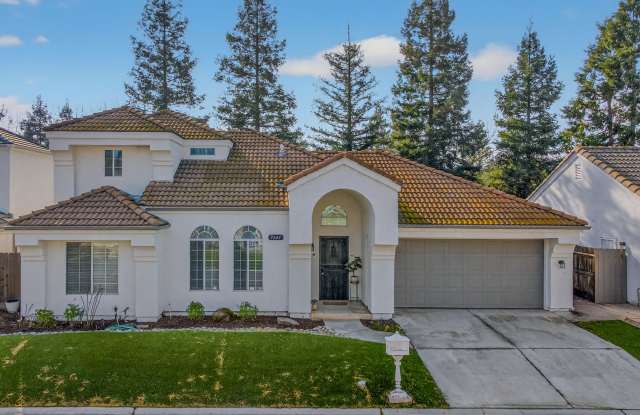 Champlain Heights Gated Community! Walk to restaurants, shopping and Liberty Elementary. Gallery 1