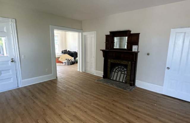Spacious 2 Bed/ 1 Bath Apartment in East Greenwich! Gallery 2