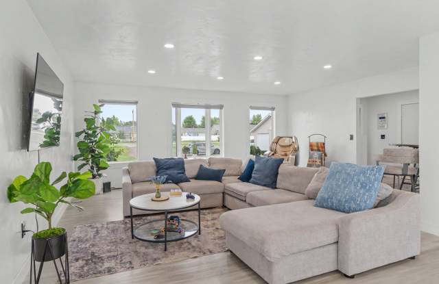 Spacious Furnished Home with 2 Kitchens, Mountain Views and Room to Enjoy Gallery 4