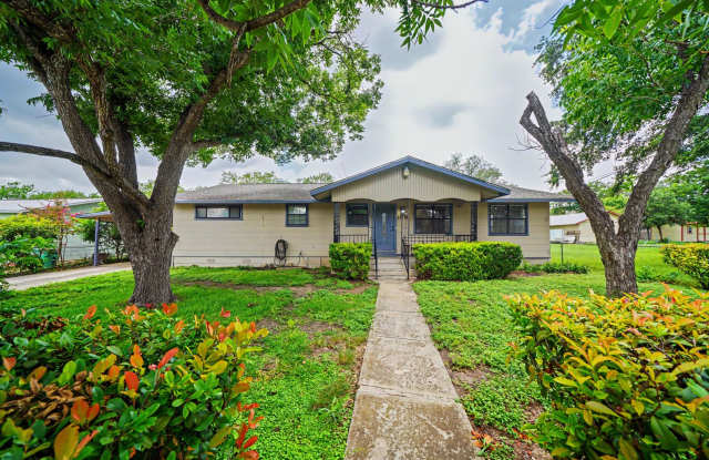 Classic Northeast San Antonio Gem with Two Living Areas - Realtor Commission: $500 photos photos