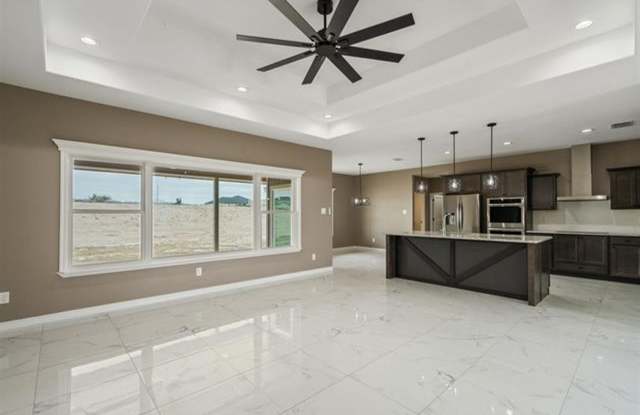 Stunning 4-BR, 2.5-B home in Lakeridge Ranch Home on One Acre Gallery 4