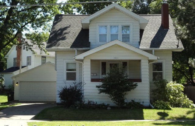 1915 W 4th St - 1915 West 4th Street, Waterloo, IA 50701
