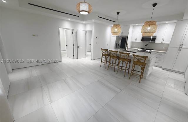 4712 SW 64th Ct Gallery 2