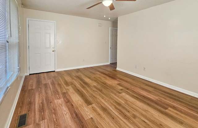 Knoxville 37921 - 3 bedroom, 2 bath Duplex - Contact Ryan Fogarty 865-333-4840 Gallery 4