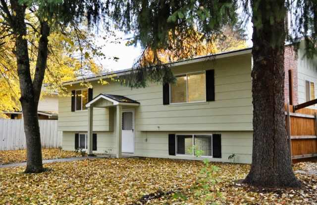 Sanders Beach: 5 bed 2 bath (split level) 4 car garage photos photos Sanders Beach: 5 bed 2 bath (split level) 4 car garage photos photos
