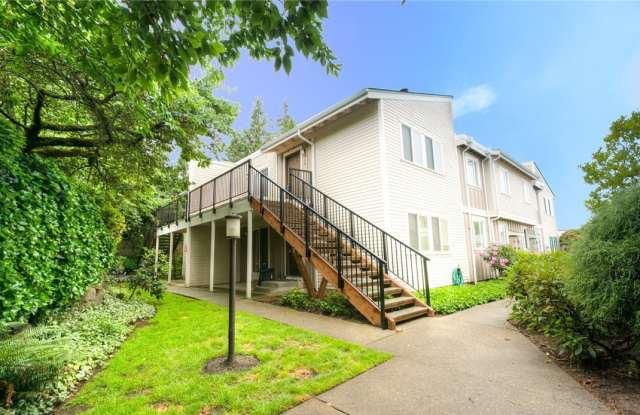 REMODELED, TOP FLOOR KIRKLAND 2 BED CONDO AVAILABLE JULY 2022 photos photos