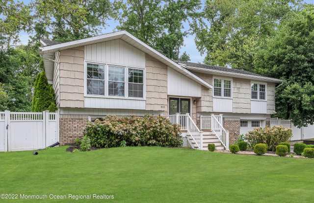 1802 Holbrook Street - 1802 Holbrook Street, Oakhurst, NJ 07755