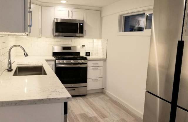 One Bedroom ~ with Garage! Private Entrance - 15313 Stone Avenue North, Shoreline, WA 98133
