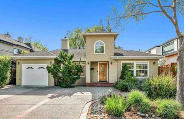 Spacious 4 Bed, 4 Bath Executive Home on Peaceful Cul-de-Sac! photos photos