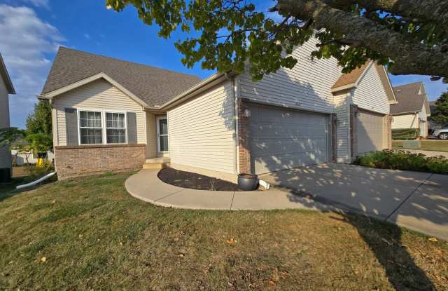 Spacious 4 Bedroom Duplex in North Normal with Pool Access photos photos