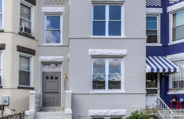 Renovated Columbia Heights 4BD Rowhome with 2 parking spaces!! photos photos