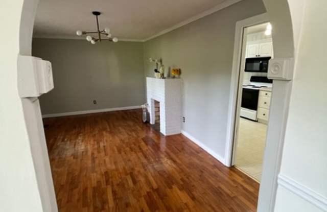 Four-sided Brick Ranch, Beautiful, Level Lot Gallery 3