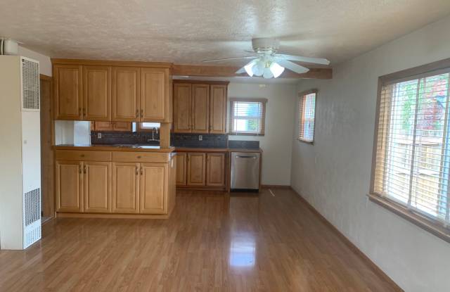 Available now: 3 bedroom~ 1 bath one level house in SW Corvallis Gallery 3