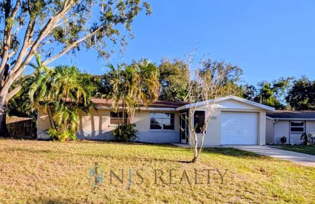 Charming three bedroom with LARGE back yard Gallery 1