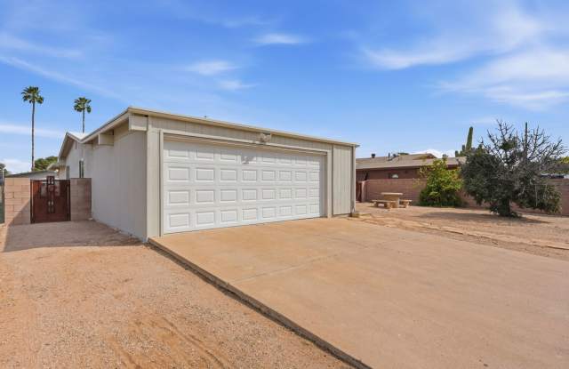 Spacious 3BR/2BA Tucson Retreat with 2-Car Garage & Expansive Patio Gallery 4