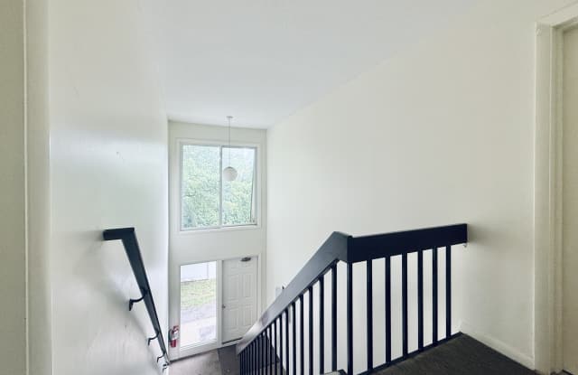 180 Colonial Road Gallery 3