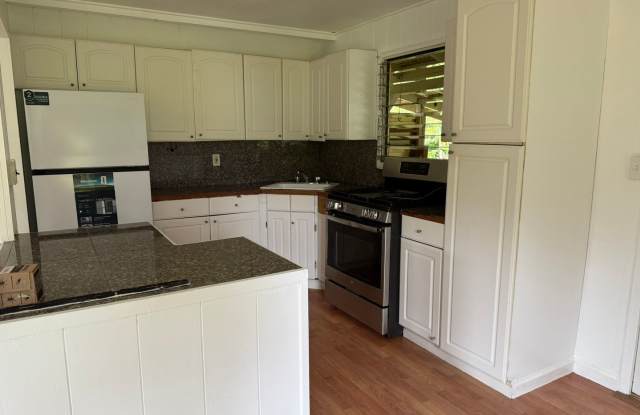 Cozy 3BR Home with Large Yard Gallery 4