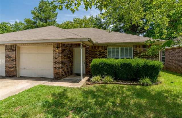 572  S Dockery  LN - 572 South Dockery Lane, Fayetteville, AR 72701