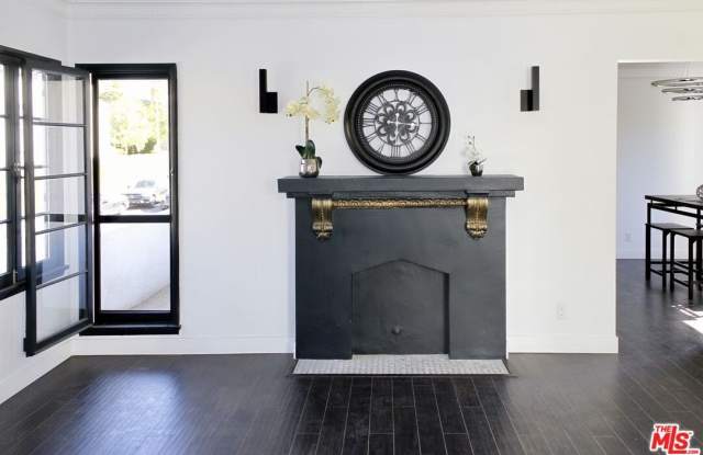8216 Willoughby Avenue Gallery 2