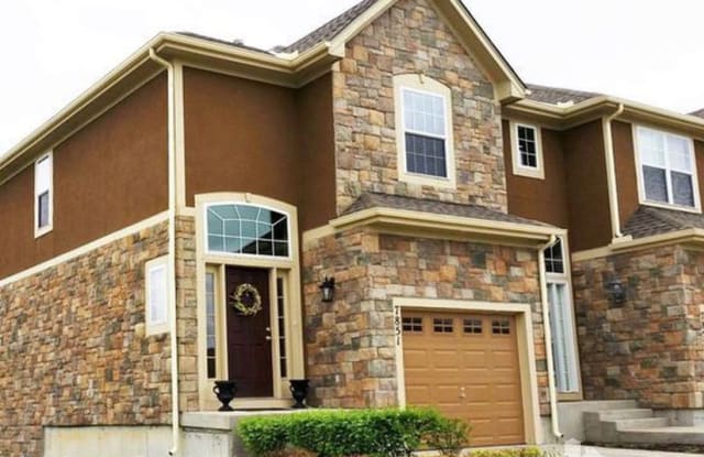 7827 W 158th Ct - 7827 W 158th Ct, Overland Park, KS 66223