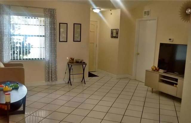Spacious and well-located 3bed/ 2bath home available for rent in Sarasota, near 301, shopping, beaches, and more! Gallery 3