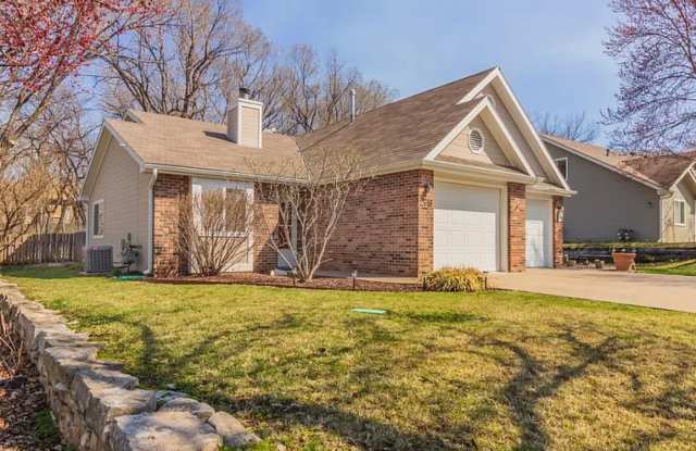 Charming 2 Bed / 2 Bath Townhome with Fenced Yard & Garage! Gallery 3