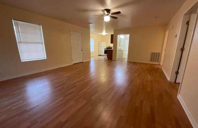Spacious 2 Bedroom 1 Bath home W/ Fenced Yard In Joplin Mo! Gallery 3