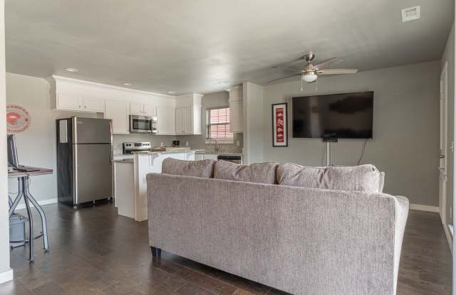 Fully Furnished Condo!!  3 bedroom 2.5 bath minutes from the U of A!!!! Gallery 4