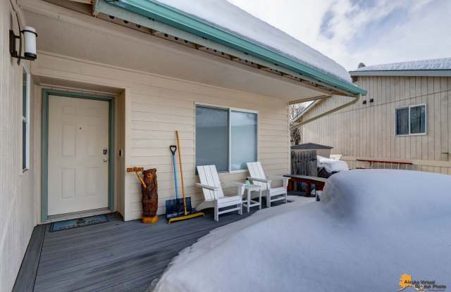 Fully Furnished Three Bedroom Executive Rental, Close to the Airport! Gallery 3