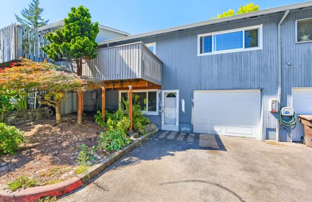 $2,150 - Conveniently located Casa Del Cedro Town Home with 3 bedrooms and  3 bathrooms Gallery 1