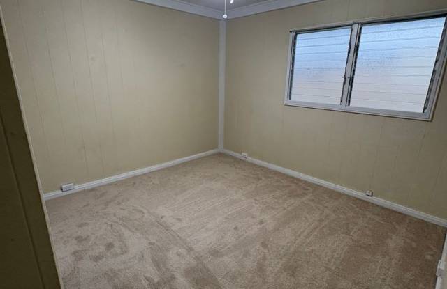 Spacious 3 bedroom, 1 bath home in Hawaii Kai with carport and big back yard! Gallery 4
