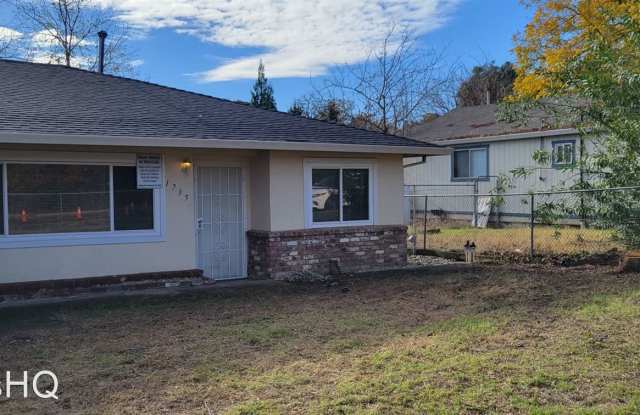 1735 ROANOKE AVE - 1735 Roanoke Avenue, Redding, CA 96001