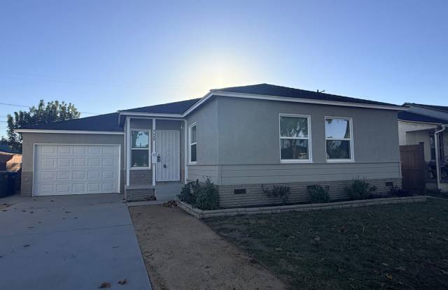 Beautiful three bedroom home in Lakewood ready to rent! Gallery 1