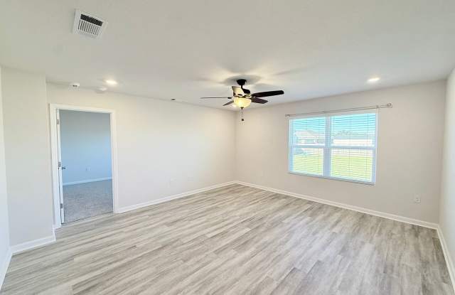 Beautiful 4 Bedroom Brick Home Gallery 4