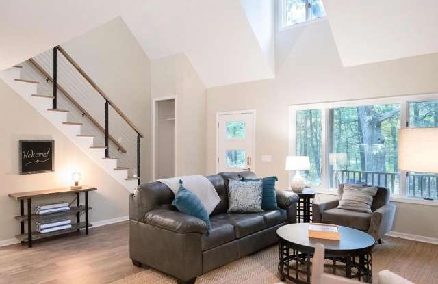 Gorgeous 3-Bedroom Waterfront Home in Saugatuck Gallery 4