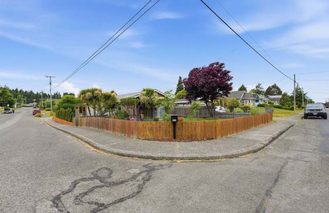 3 Bedroom, 2 Bathroom Home in North Bend Gallery 4