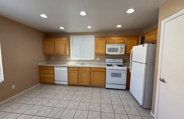 RENT READY!!! 4 BED 3 BATH OPEN FLOOR PLAN! Gallery 4