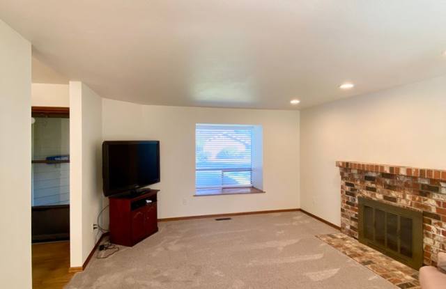 Move-In Ready 2BR/2BA Condo for Rent in the Heart of Fircrest! Gallery 3