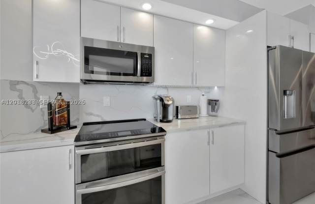 16425 Collins Ave Gallery 4