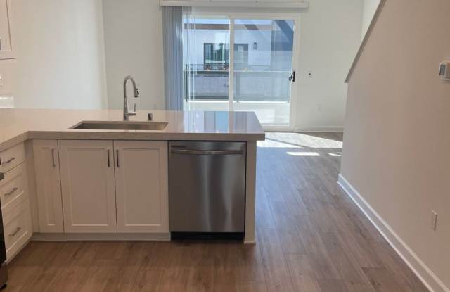 Modern 3 Bed 3 Bath Townhome - 3-Story Farmhouse Style with Resort-Like Amenities! Gallery 1