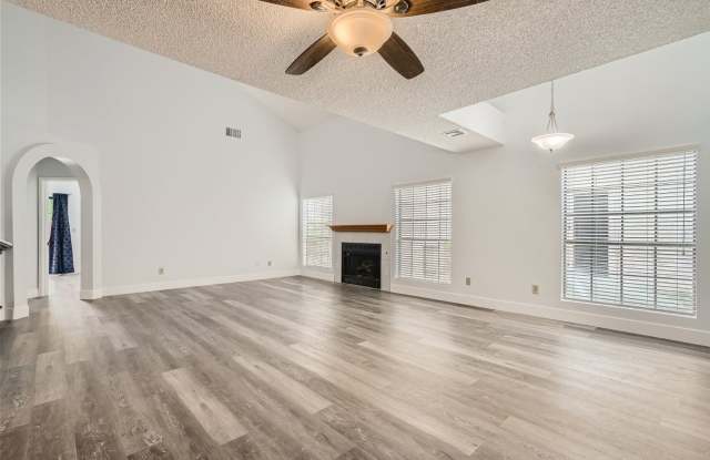 Beautiful 4 Bedroom Home in Guard-Gated Los Prados! Gallery 4