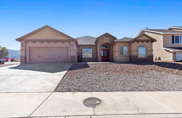Spacious 5 Bedroom 3 Bath House near Golf Course Gallery 1
