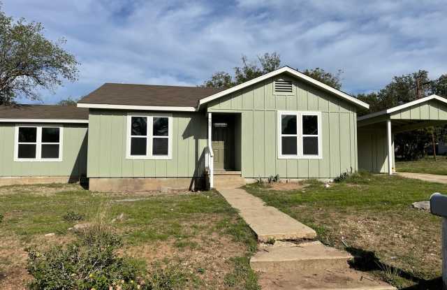 Beautiful 3/2 in West Lampasas - 707 West 5th Street, Lampasas, TX 76550