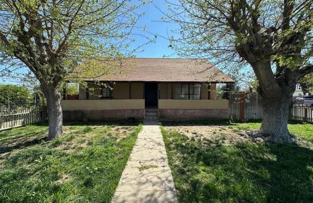 Charming 2-Bed, 1-Bath Retreat - 337 Harding Avenue, Oildale, CA 93308