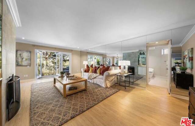 2345 Roscomare Road photos photos