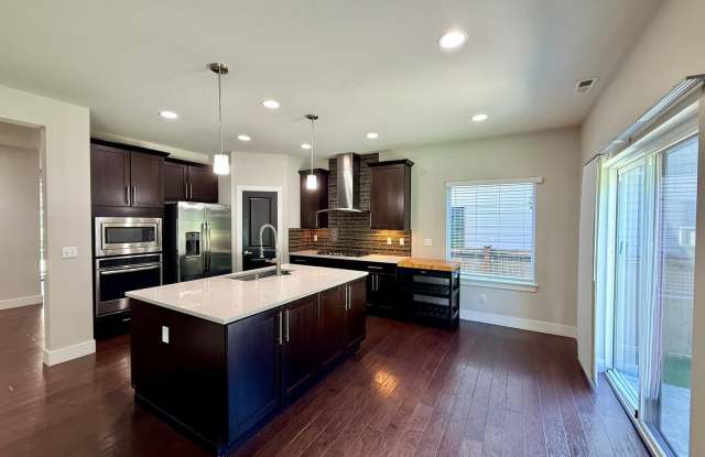 Spacious Modern Home with A/C, EV Charging & Bonus Room – Pet! Gallery 4