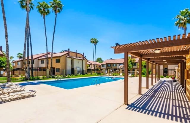 Spacious Mesa Townhome with Updated Kitchen & Utilities Included! Gallery 1