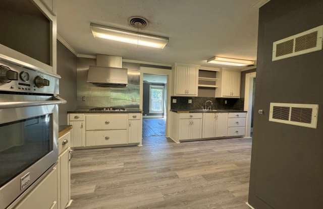 Charming 2-Bed, 1-Bath Home with Premier Outdoor Living Space! Gallery 4