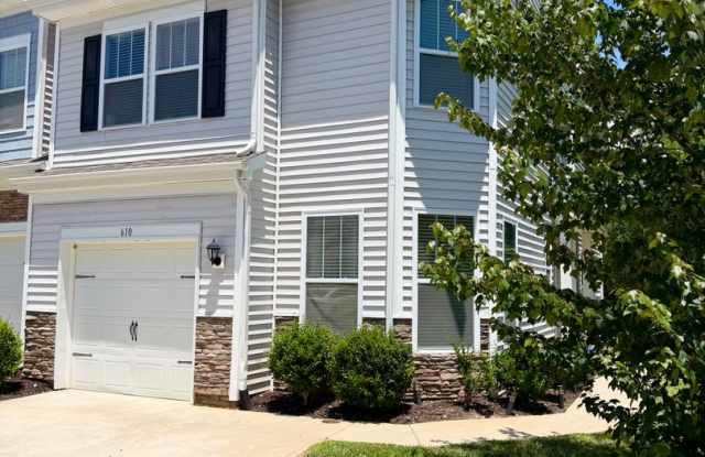 Spacious 3 Bedroom/ 2 Bath townhouse w/office for rent in Fountain Park, convenient Asheville location photos photos