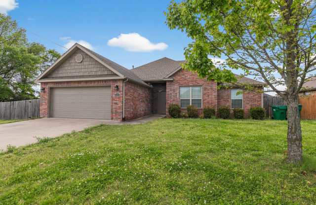 Very spacious 4 bed 2 bath home in Centerton - 1101 Chattie Drive, Centerton, AR 72719